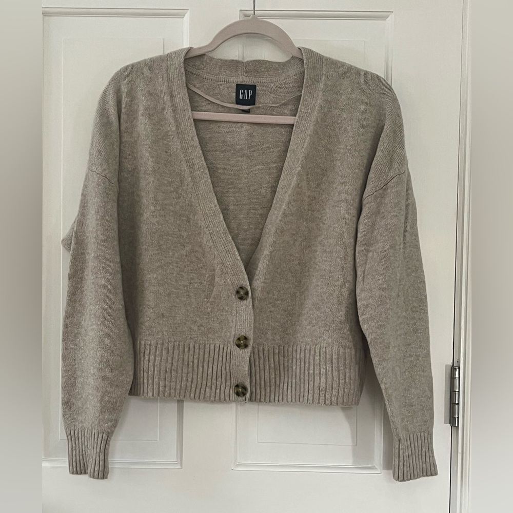GAP Soft Oatmeal VNeck ButtonUp Cardigan Size Large